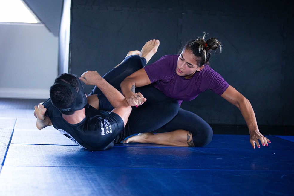 Beatriz Mesquita num treino sem quimono: ela deve disputar o Mundial do ADCC em setembro e fazer primeira luta de MMA entre outubro e dezembro — Foto: Milena Maldonado