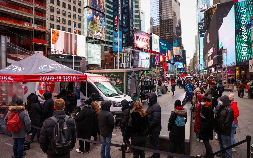 Pessoas aguardam em fila para realizar teste de Covid na Times Square, em Nova York, no domingo (19) — Foto: Andrew Kelly/Reuters