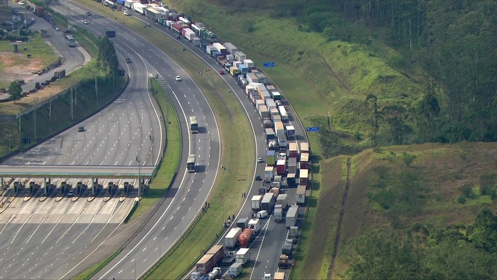 Caminhões bloqueiam três faixas do Rodoanel, entre as rodovias Anchieta e Imigrantes, no sentido Anchieta (Foto: TV Globo/Reprodução)