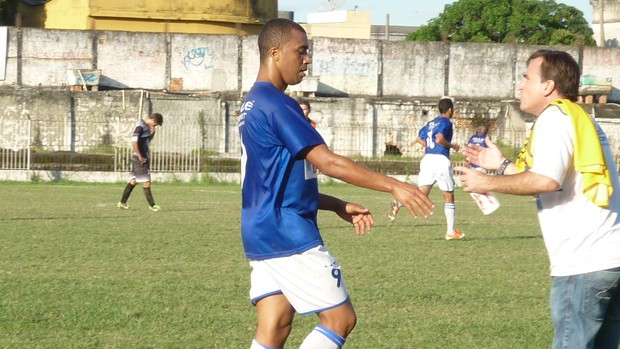 Thiago Amaral comemora gol com treinador - Mesquita x Barra Mansa (Foto: Walter Cardoso)