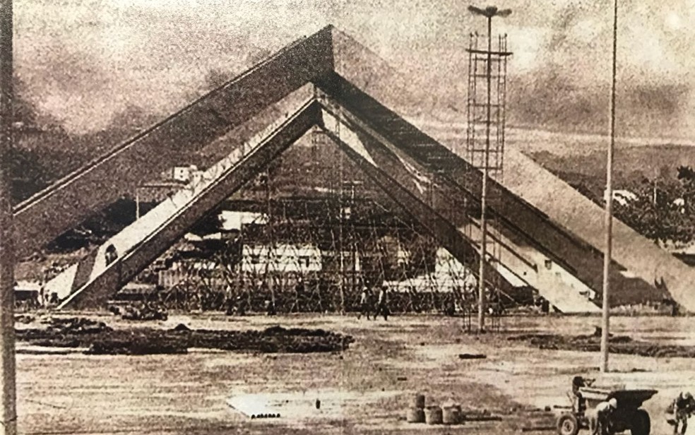 Pirâmide do Paque do Povo foi construída em 1986 e na verdade seria para representar uma fogueira (Foto: Cléa Cordeiro/Memorial do Maior São João do Mundo/Arquivo Pessoal)