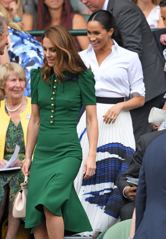 LONDON, ENGLAND - JULY 13: Catherine, Duchess of Cambridge and Meghan, Duchess of Sussex in the Royal Box on Centre Court during day twelve of the Wimbledon Tennis Championships at All England Lawn Tennis and Croquet Club on July 13, 2019 in London, Engla (Foto: Getty Images)