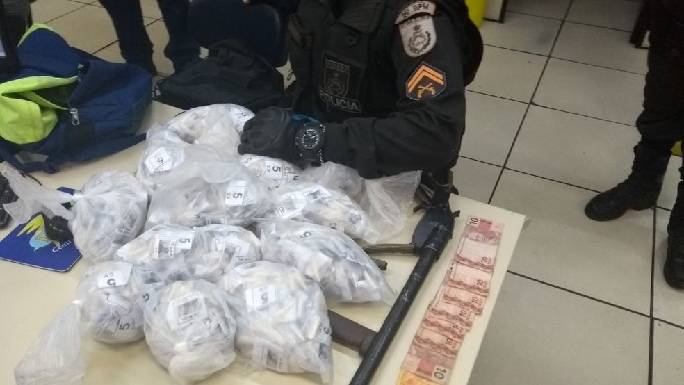 Drogas foram apreendidas no bairro Retiro, em Petrópolis (Foto: PM/Divulgação)