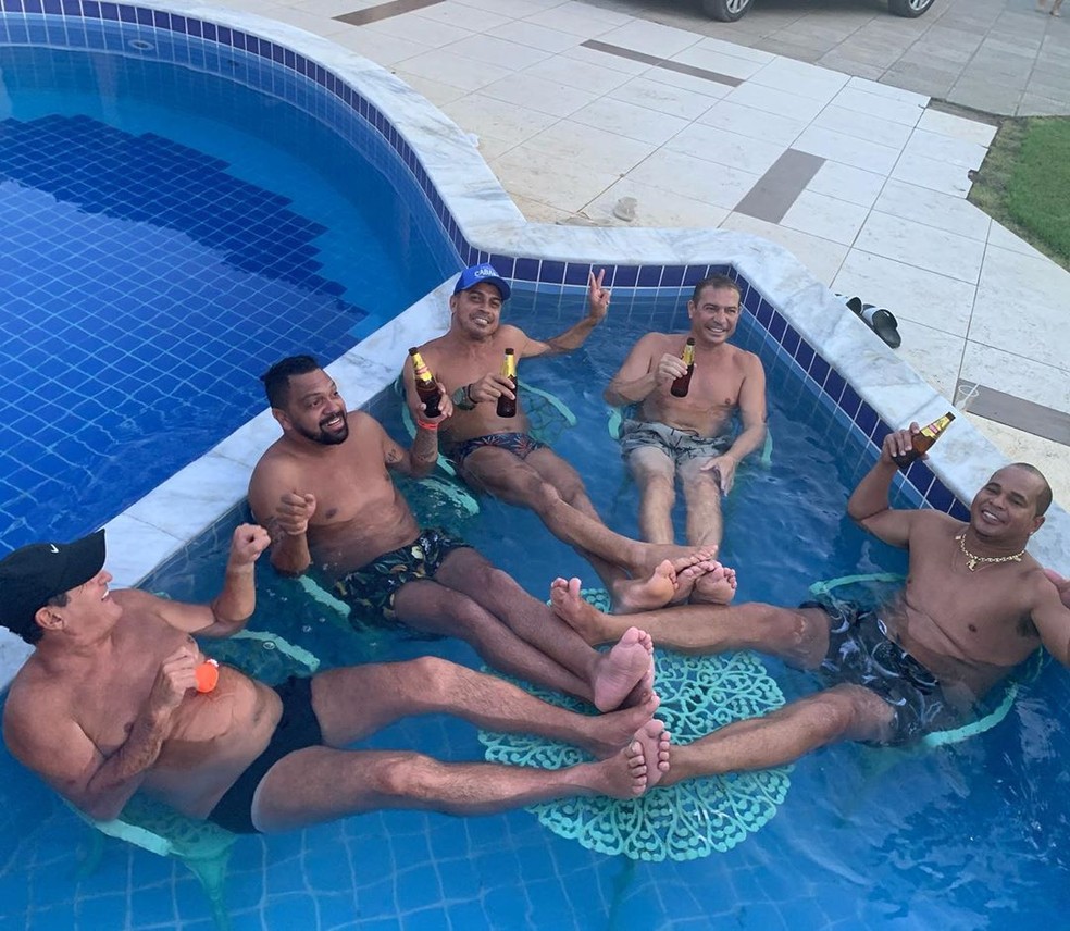 Pelada Piscina E Muito Danone Aloisio Chulapa Comemora 45 Anos Em Grande Estilo Confira Al Ge