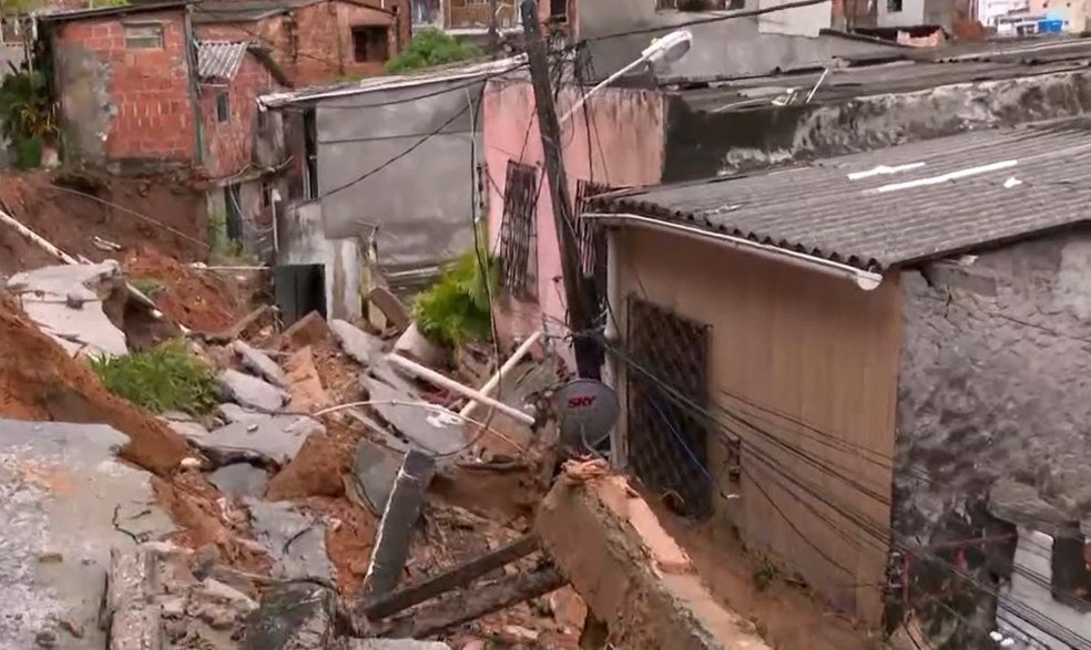 Queda de muro causa deslizamento de terra e interdita casas em Salvador; 20 casas são evacuadas — Foto: Reprodução/TV Bahia