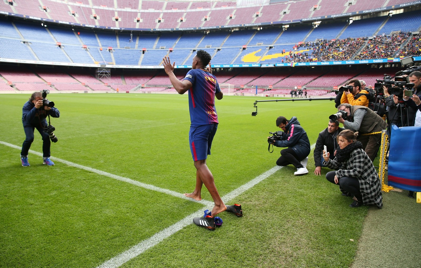 Oficial: Mina assina contrato com o Barcelona por cinco temporadas