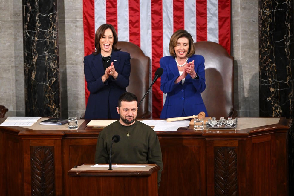 Volodymyr Zelensky discursa no Congresso dos Estados Unidos, sob aplausos de Kamala Harris e Nancy Pelosi — Foto: Mandel Ngan/ AFP