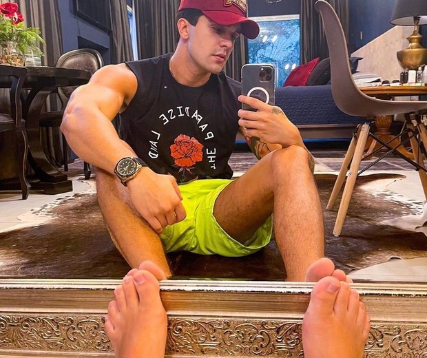 Luan Santana mostrando os pés (Foto: Reprodução/ Instagram)