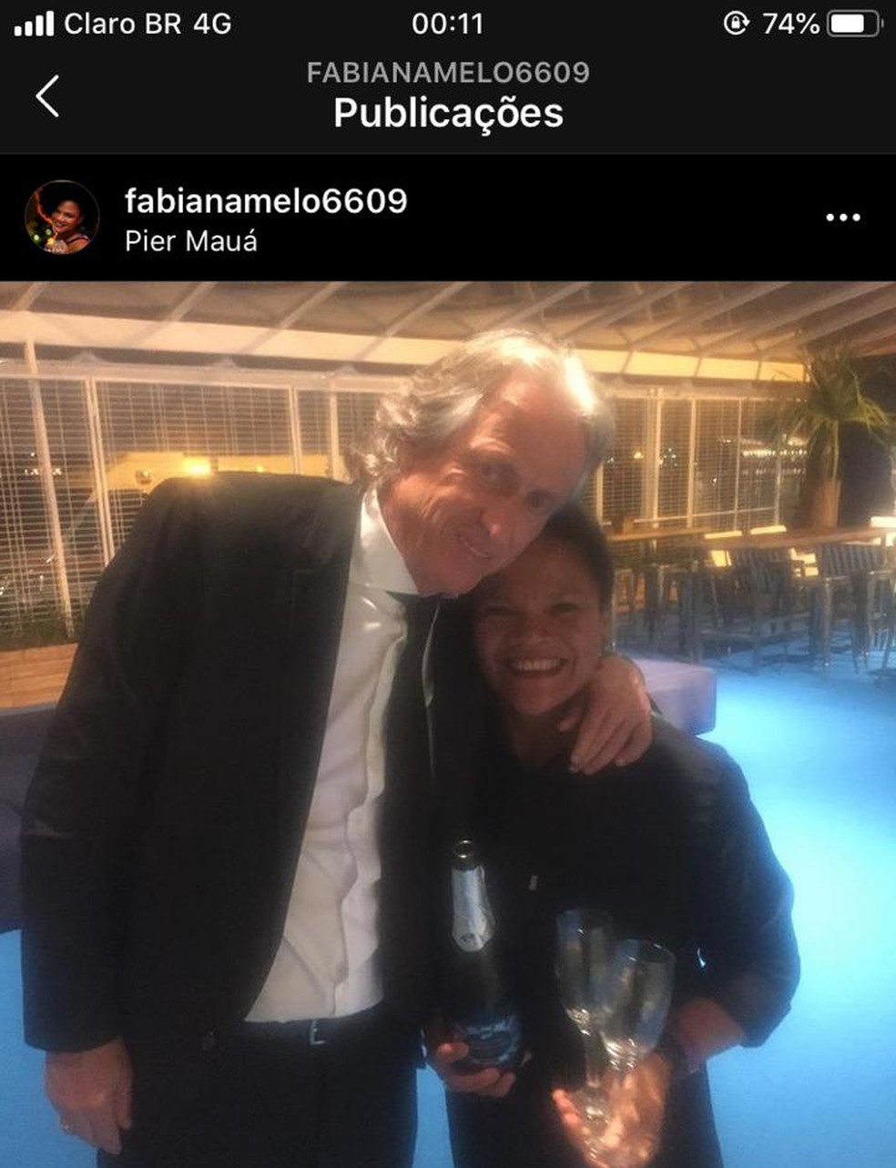 Salvadora de Jesus, Fabiana ganha abra&ccedil;o do treinador, que tomou dois espumantes na festa &mdash; Foto: Arquivo pessoal