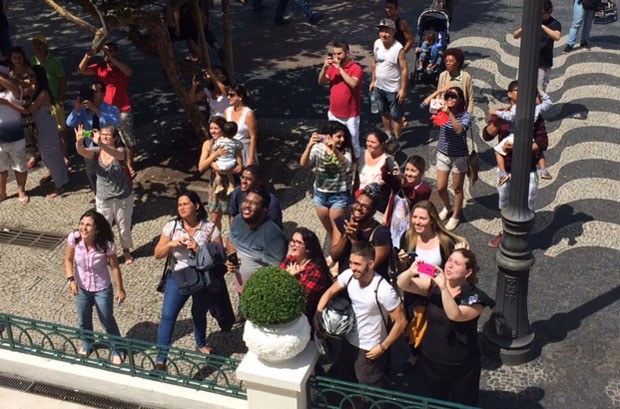 Fãs do Queen gritam para a banda em hotel no Rio (Foto: Matheus Rodrigues/G1)