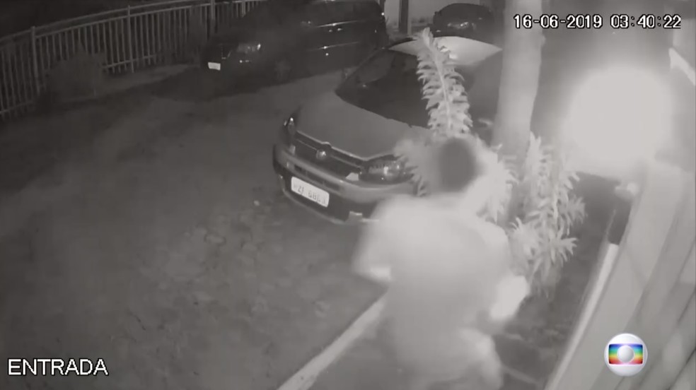 Imagens mostram filho saindo do local do crime e arma achada na casa da  deputada Flordelis | Rio de Janeiro | G1