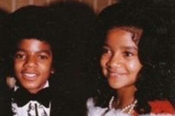 A cantora La Toya Jackson em foto antiga com o irmão Michael Jackson (1958-2009) (Foto: Instagram)