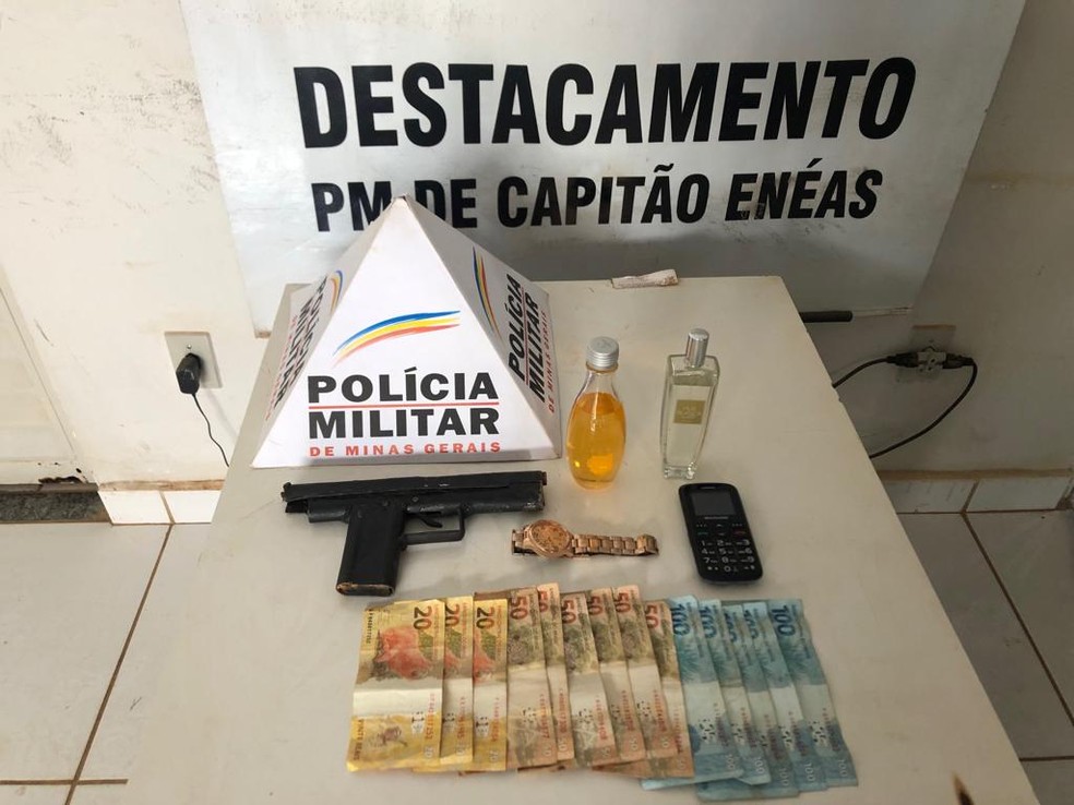 PM recuperou dinheiro e apreendeu um simulacro de arma de fogo. â€” Foto: PolÃ­cia Militar/DivulgaÃ§Ã£o
