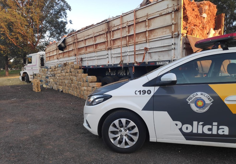 Grande quantidade de droga foi apreendida nesta segunda-feira (3) &mdash; Foto: Pol&iacute;cia Militar Rodovi&aacute;ria 