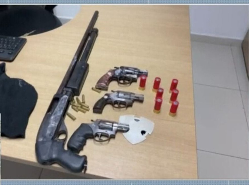 Armas e munições apreendidas em João Pessoa — Foto: Reprodução/TV Cabo Branco