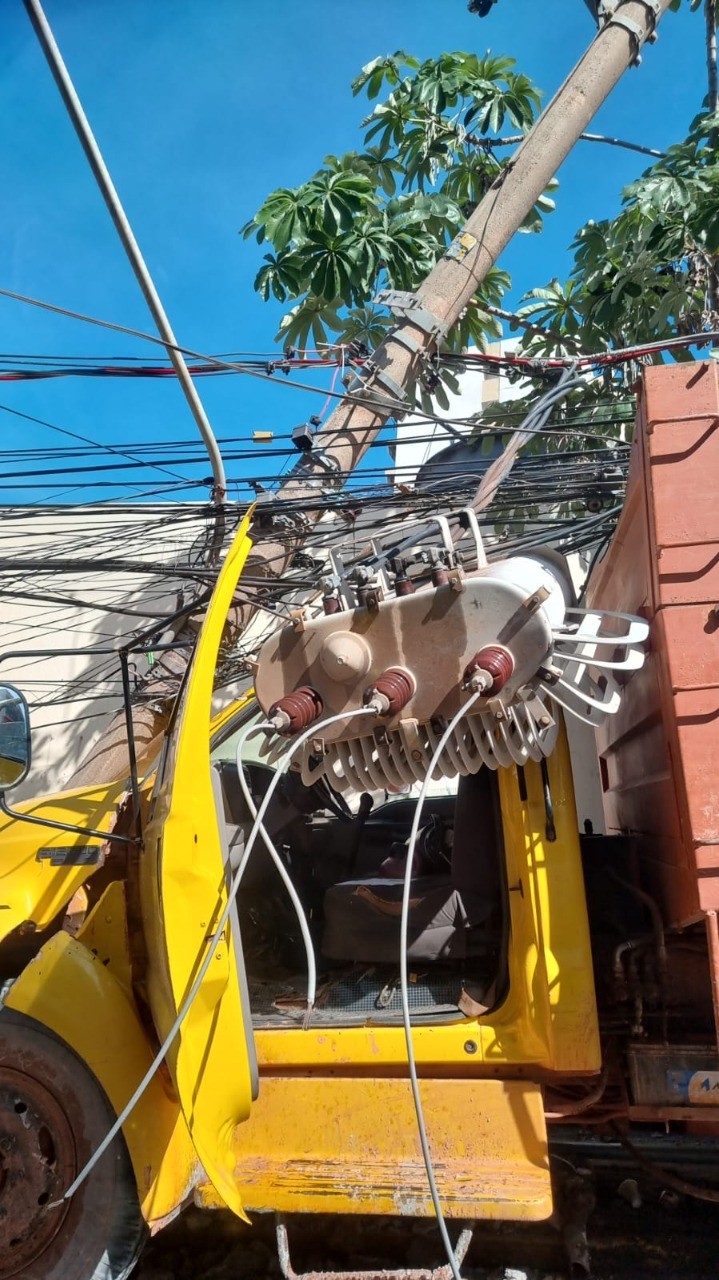 Caminhão perde freio e só para após bater contra poste em Cuiabá
