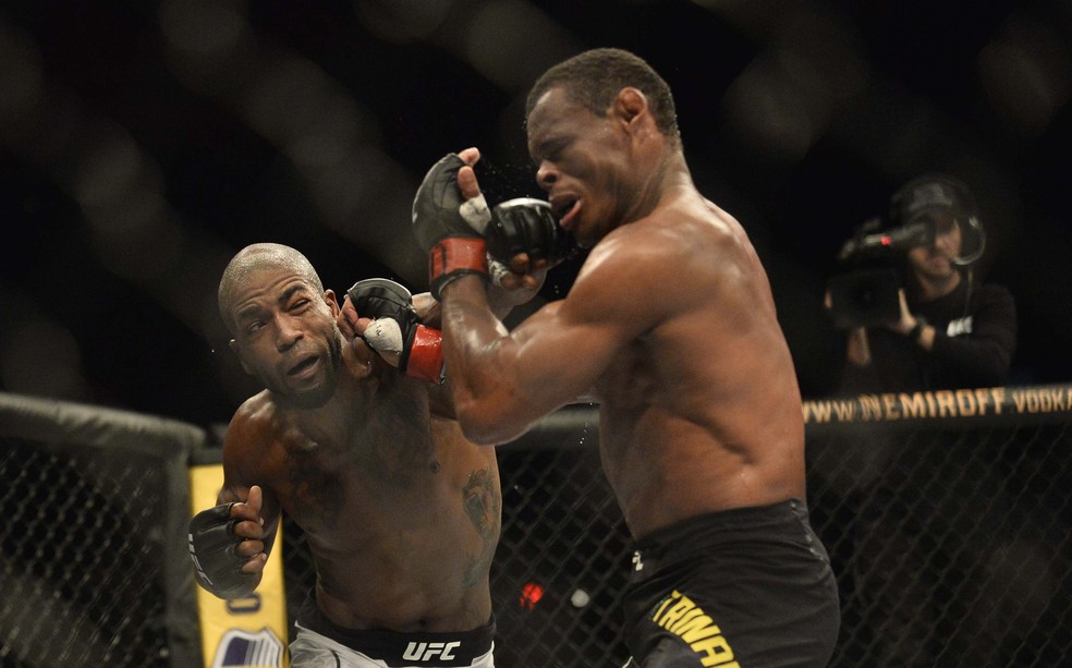 Bobby Green acerta um golpe em Massaranduba no UFC São Paulo — Foto: Marcos Ribolli