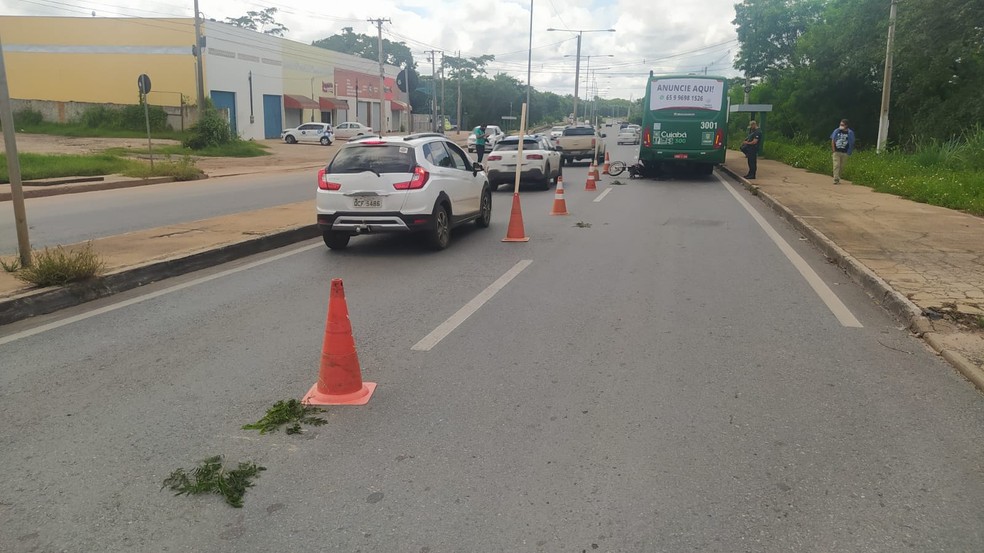 Motorista do ônibus disse que parou para pegar uma passageira quando ocorreu o acidente — Foto: Leandro Agostini/CAFM