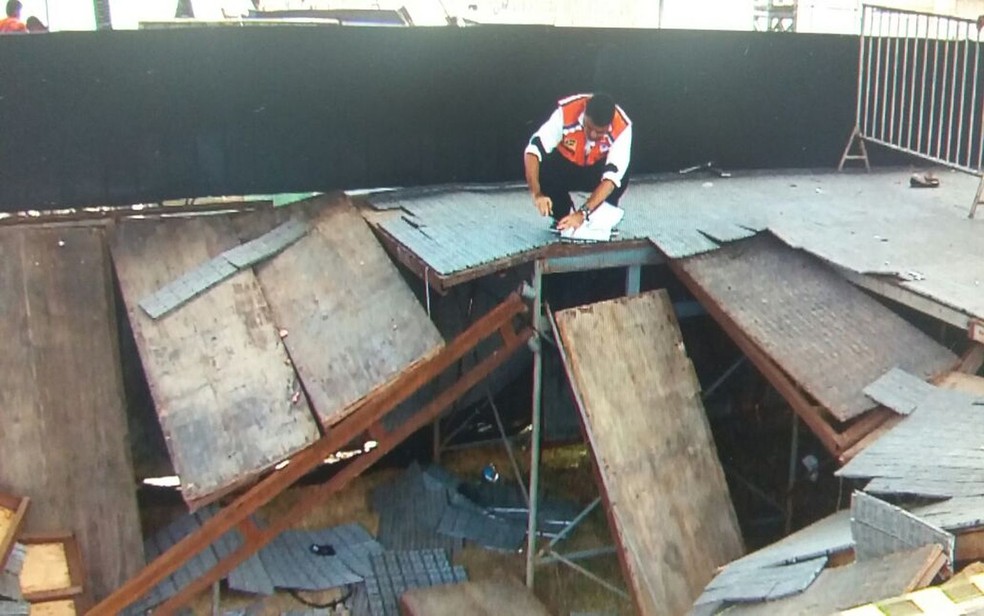 Coordenador da Defesa Civil na vistoria do camarote. (Foto: José Gilton/TV Sergipe)