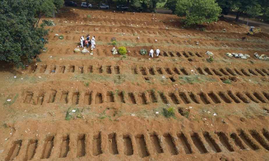 Covas abertas no cemitério de Vila Formosa, em São Paulo, para receber vítimas da covid-19