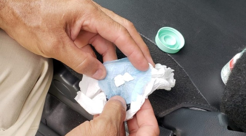 Foram encontrados 3 gramas de cocaína no interior do caminhão do motorista preso em MS. — Foto: Polícia Rodoviária Federal/Divulgação