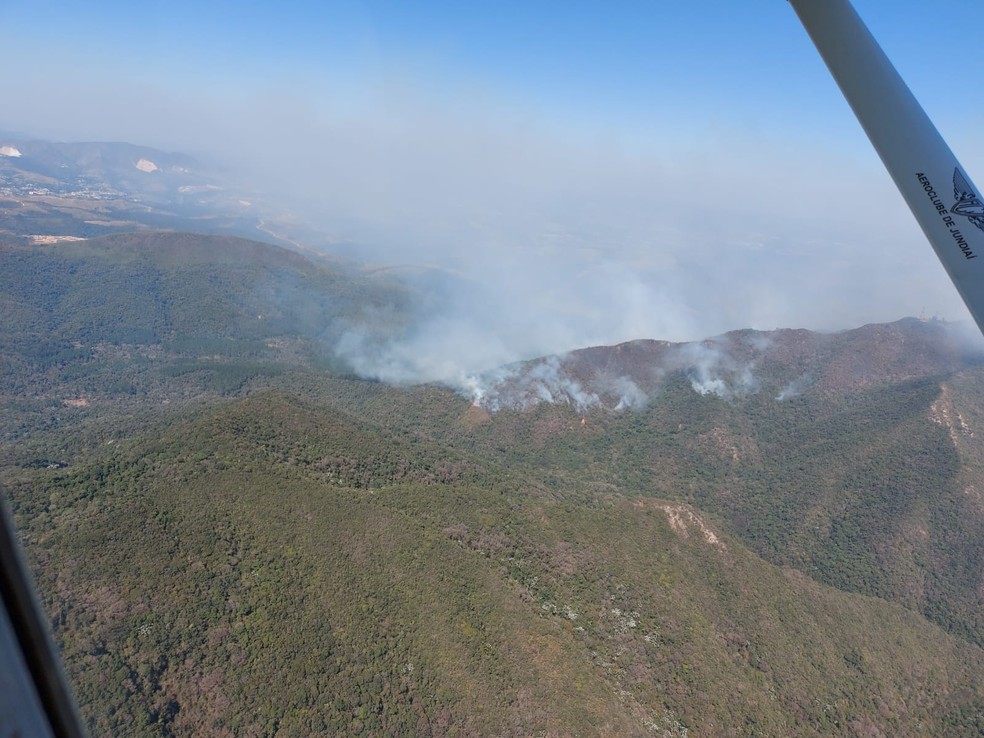 Bombeiros combatem incêndio de grandes proporções na Serra do Japi — Foto: Defesa Civil/Divulgação