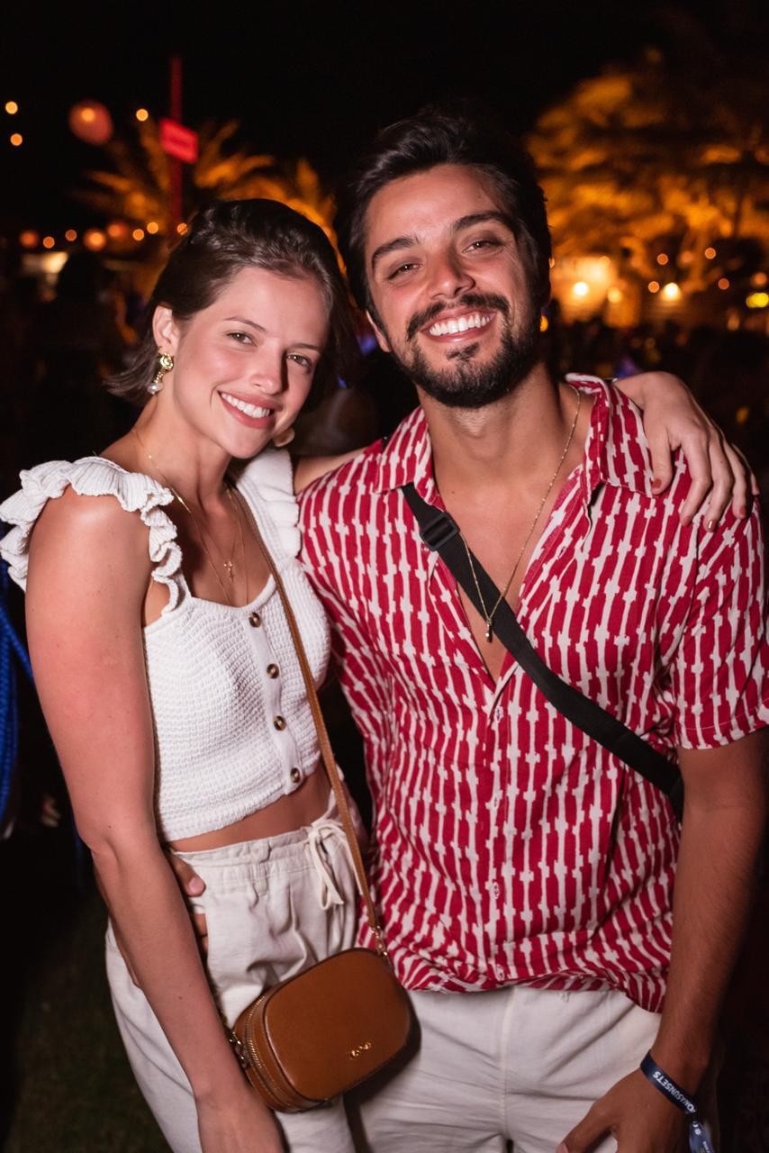 Agatha Moreira e Rodrigo Simas celebram em Noronha um ano de namoro (Foto: Ariel Martini/Divulgação)