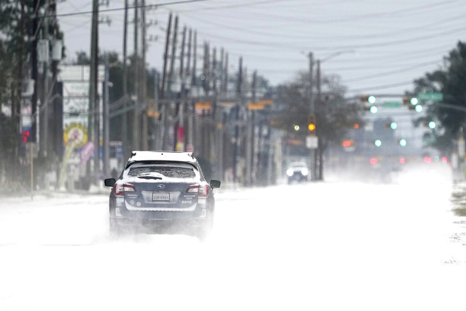 Tempestades de gelo provocam apagões no Texas e em outras partes dos