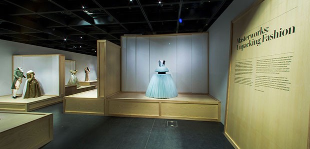 View of the Met Museum's Masterworks: Unpacking Fashion exhibition, which opens on this Viktor & Rolf tulle ball gown from 2010 (Foto: © THE METROPOLITAN MUSEUM OF ART. PHOTO BY ANNA-MARIE KELLEN (DETAIL))