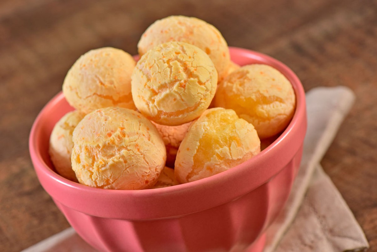 Aprenda a fazer um pão de queijo cremoso e bem fácil | Rede Bahia ...