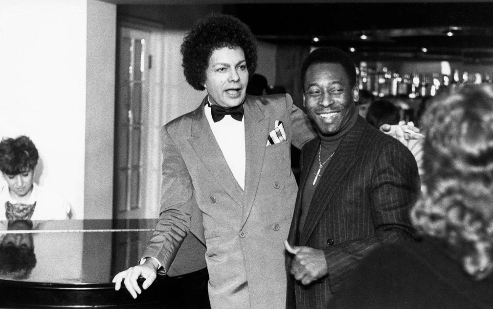 Cauby Peixoto abraça Pelé em uma casa de espetáculos  de São Paulo em junho de 1988 — Foto: Domício Pinheiro/Estadão Conteúdo/Arquivo