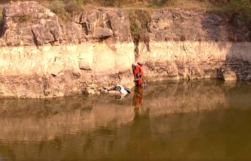 Lago em Salto de Pirapora (SP) tem cerca de 30 metros de profundidade — Foto: Reprodução/ TV TEM