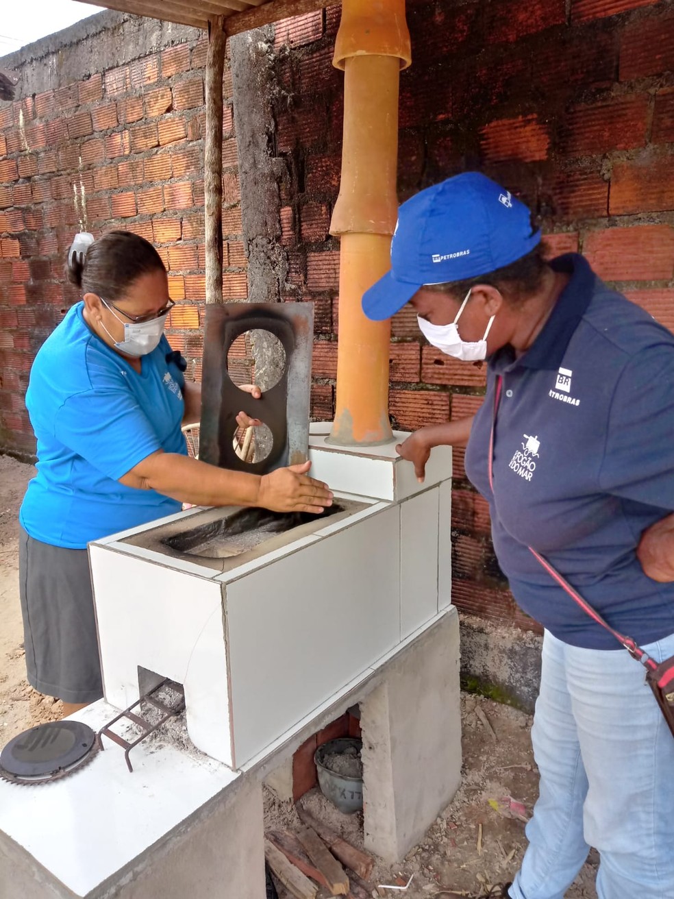 Dona Crispina recebe seu fogão ecoeficiente  — Foto:  Divulgação Instituto Perene