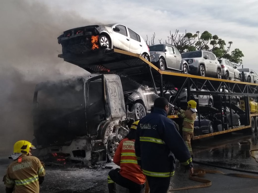 Caminhão-cegonha pega fogo na Epia, no DF — Foto: Corpo de Bombeiros do DF/Divulgação 