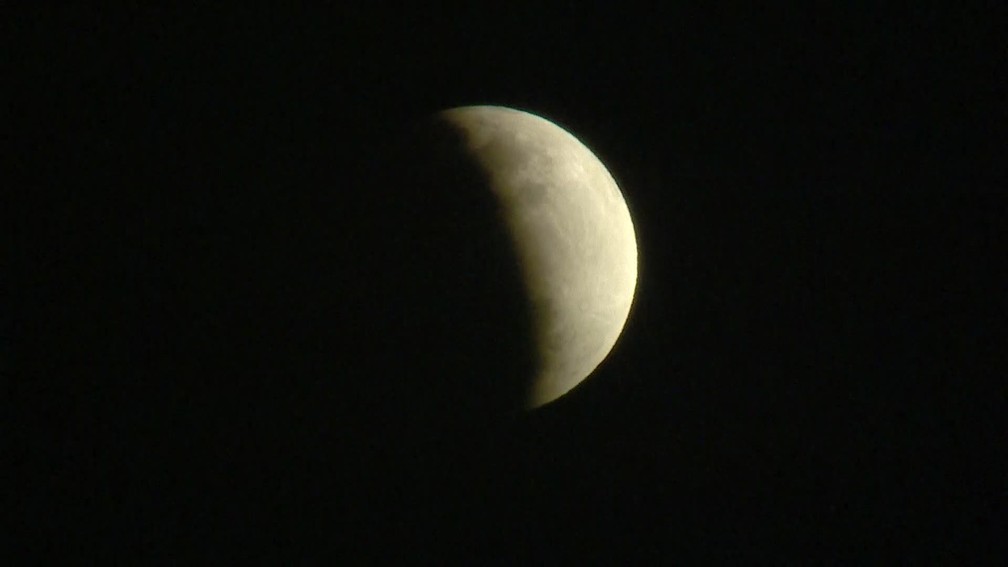 Céu limpo possibilita visualização com nitidez do eclipse lunar no Recife — Foto: Reprodução/TV Globo