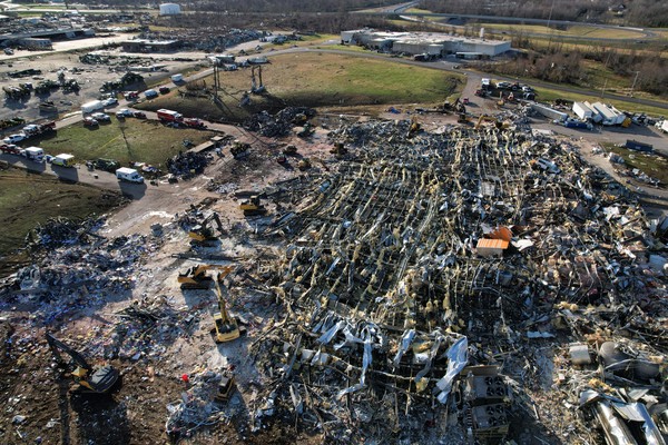 Vista aérea de uma fábrica de velas destruída na cidade de Mayfield, no Kentucky, depois da passagem de um forte tornado. — Foto: Cheney Orr/Reuters