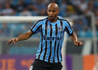Fellipe Bastos leva o terceiro amarelo e desfalca Grêmio contra o Cruzeiro