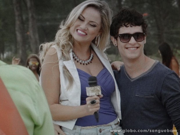 Quem deu as caras por lá e cruzou com Damáris foi Mangaba. Sucesso! (Foto: Sangue Bom/TV Globo)