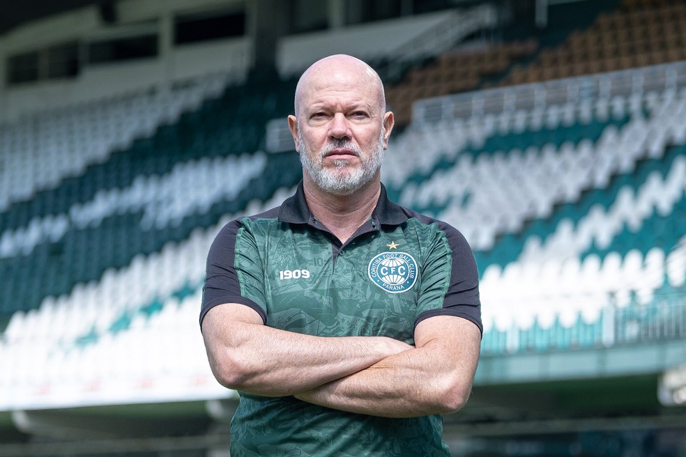 Coritiba oficializa a contratação do técnico Antônio Carlos Zago | coritiba | ge