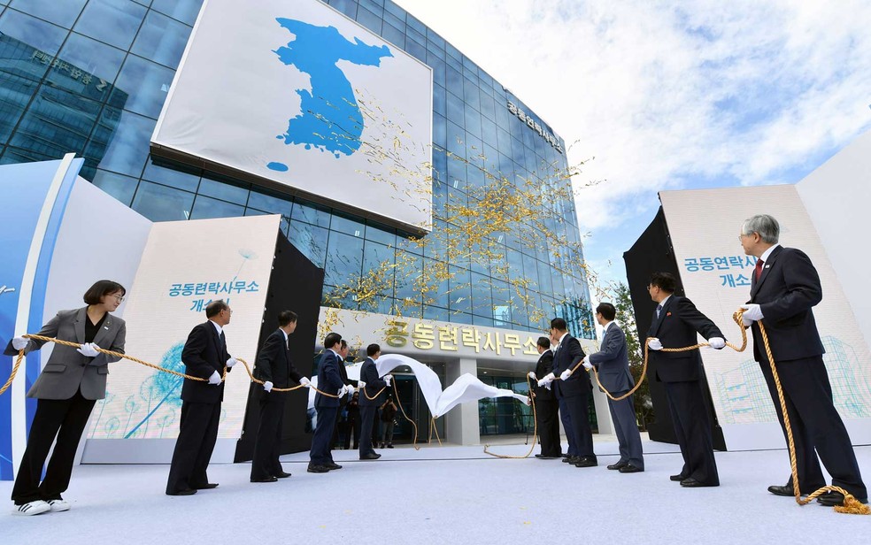 Oficiais das Coreias inauguram escritório conjunto em Kaesong em setembro de 2018 — Foto: Korea Pool / AFP Photo