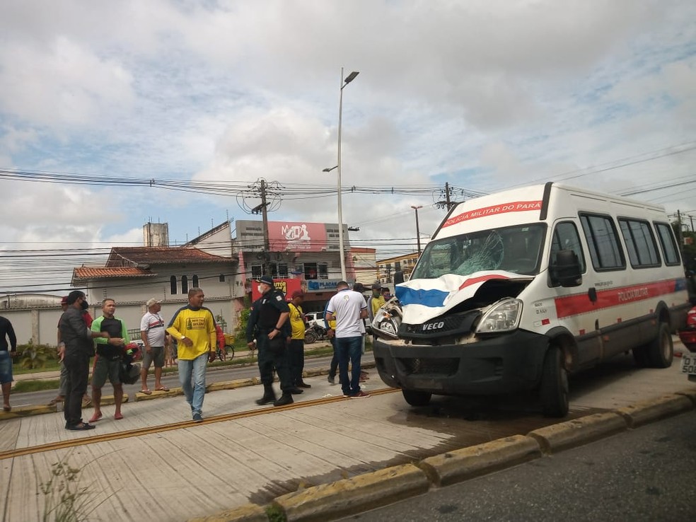 Motociclista se choca com van da PM em Belém — Foto: Reprodução