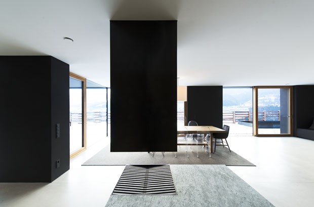 Casa é minimalista por fora e por dentro (Foto: Lukas Schaller / Divulgação)