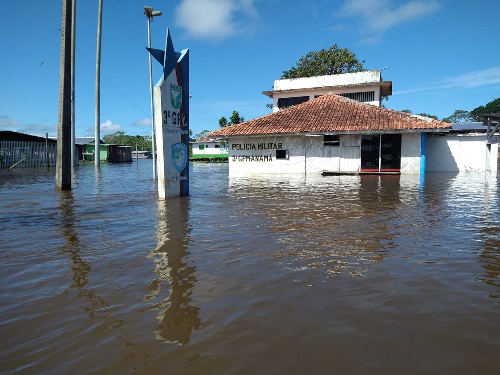 Delegacia do município foi atingida pela cheia. — Foto: Paulo Frazão/Rede Amazônica
