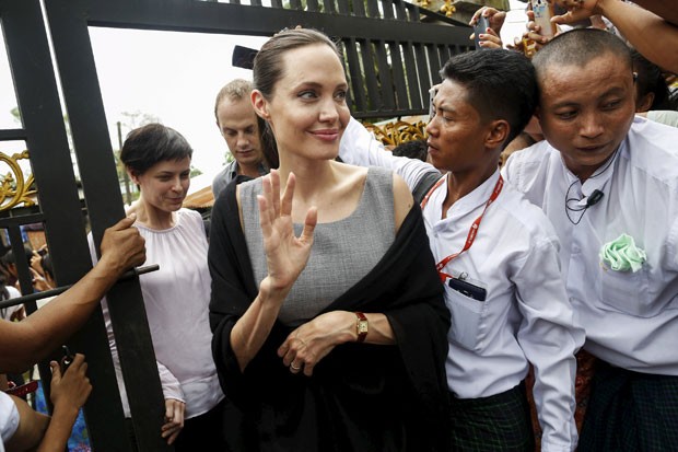 A atriz americana Angelina Jolie, enviada especial da ONU, chega para visitar trabalhadoras da indústria têxtil em Mianmar neste sábado (1º)  (Foto: Soe Zeya Tun/Reuters)