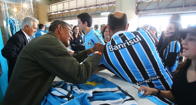 Campeão mundial pelo Grêmio chega ao RS para cirurgia: Com toda a