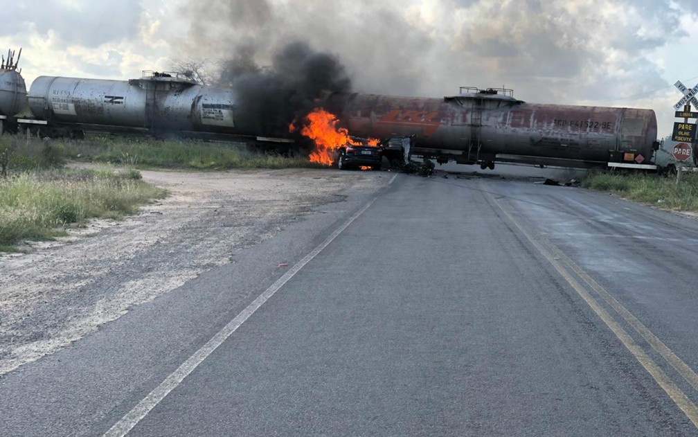 Homem morre após batida entre carro e trem na BA-493 — Foto: Portal Bahia 10