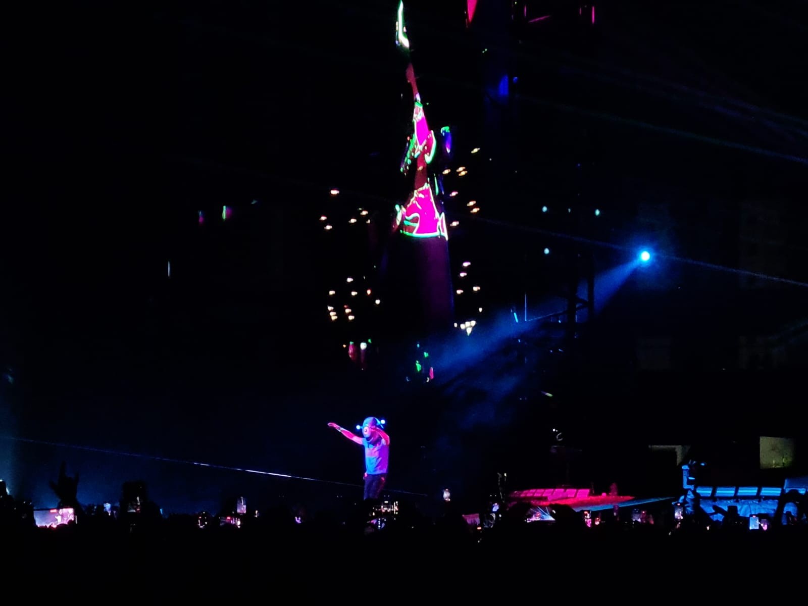 Turnê mundial "Music of the Spheres", do Coldplay, tem temática espacial. Na foto, Chris Martin com capacete de alienígena em show no Estádio Nilson Santos (Engenhão), no Rio de Janeiro, em 26 de março de 2023 — Foto: Louise Queiroga