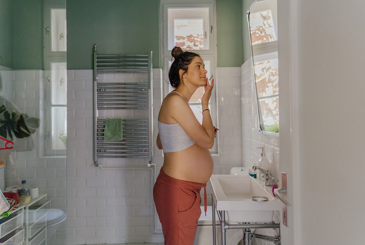 Cuidados com a pele do rosto e corpo na gravidez (Foto: Aleksandar Nakic/Getty Images)