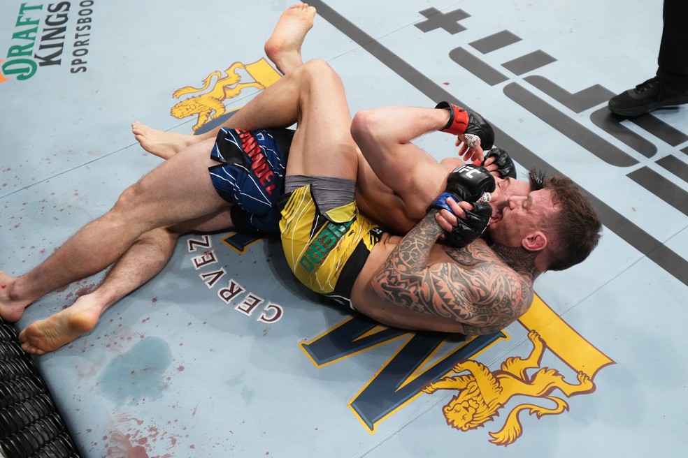 Renato Moicano finalizou Alexander Hernandez com um mata-leão no UFC 271 — Foto: Getty Images