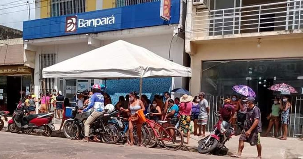 Primeiro dia de pagamento do Renda Pará levou muitas pessoas ao Banpará — Foto: Reprodução/TV Liberal
